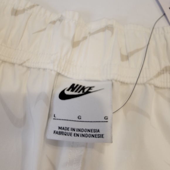 Nike Sportswear Swoosh Print Shorts Women's Size Large Style DV7932-133 NEW! - Picture 11 of 17